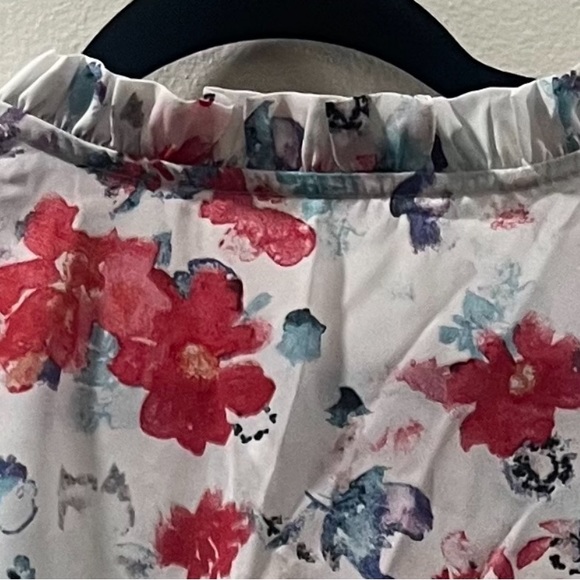 Beautiful Floral top - Picture 8 of 10